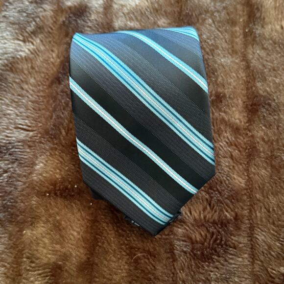 Haggar Necktie Blue & Silver Stripes on Black Tie in MINT CONDITION - Picture 2 of 5